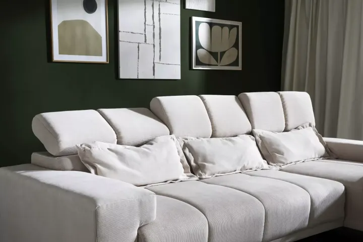 Sunny von Iwaniccy | Sofas & Couches