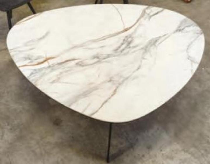 Grande Galet von Akante | Couchtisch