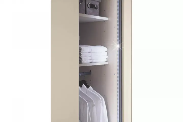 Media von Staud | Kleiderschrank